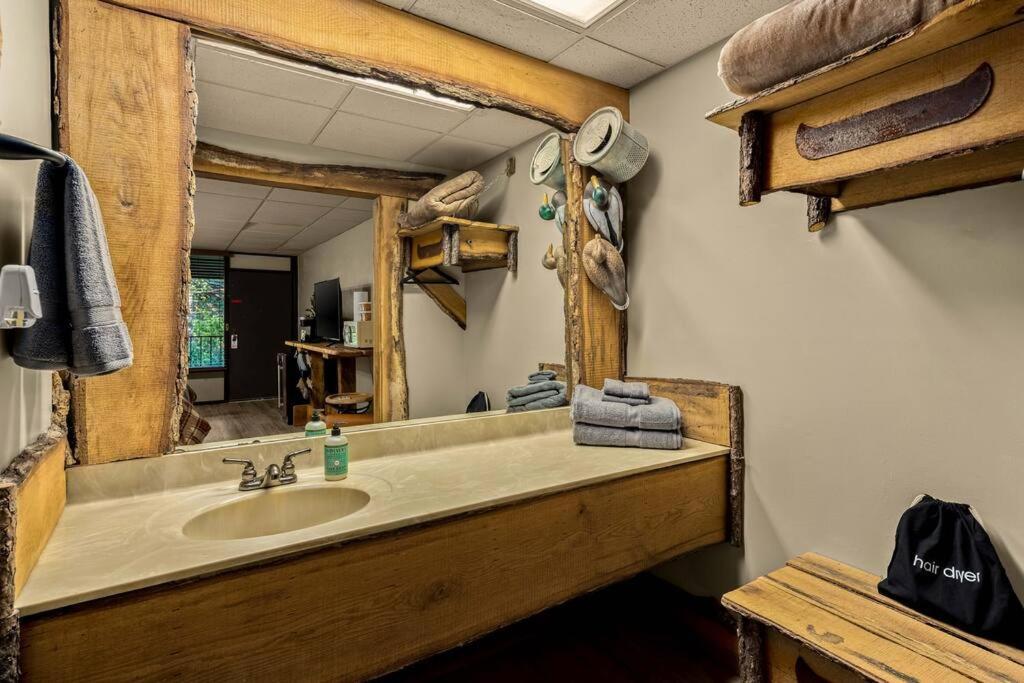 Stonegate Lodge King Bed Wifi 50 In Roku Tv Salt Water Pool Room # 101 Eureka Springs Exteriör bild