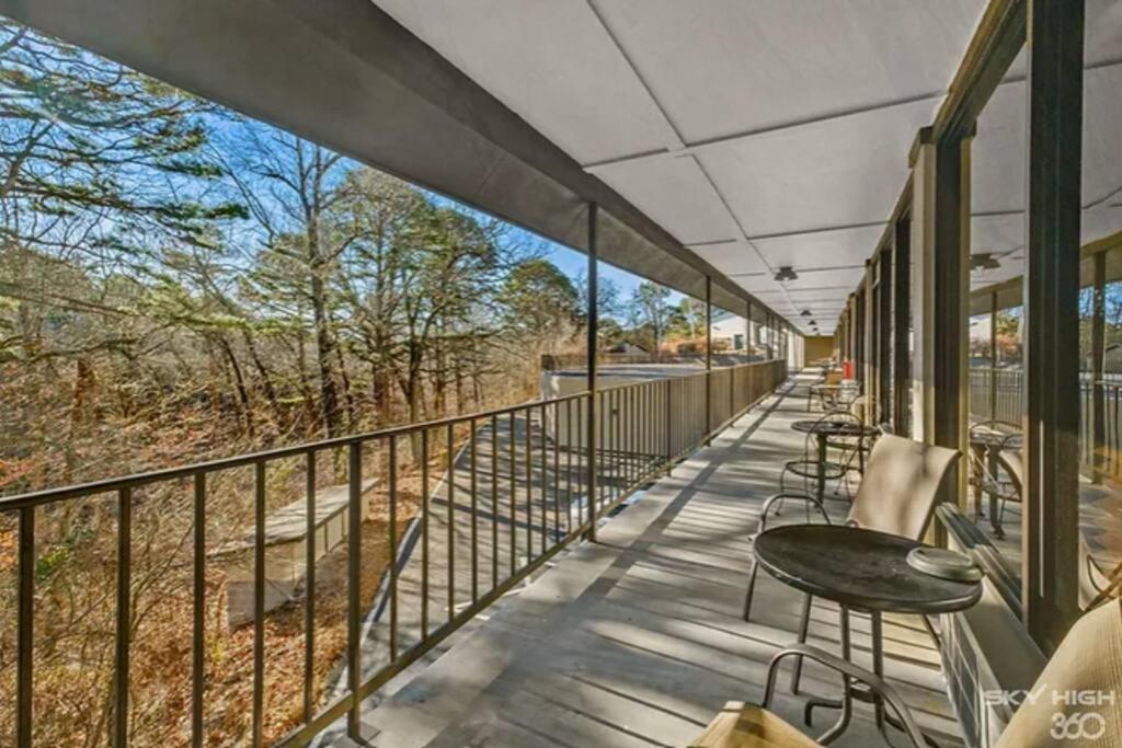 Stonegate Lodge King Bed Wifi 50 In Roku Tv Salt Water Pool Room # 101 Eureka Springs Exteriör bild