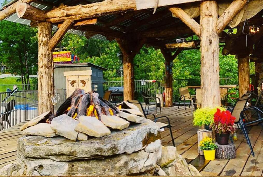 Stonegate Lodge King Bed Wifi 50 In Roku Tv Salt Water Pool Room # 101 Eureka Springs Exteriör bild