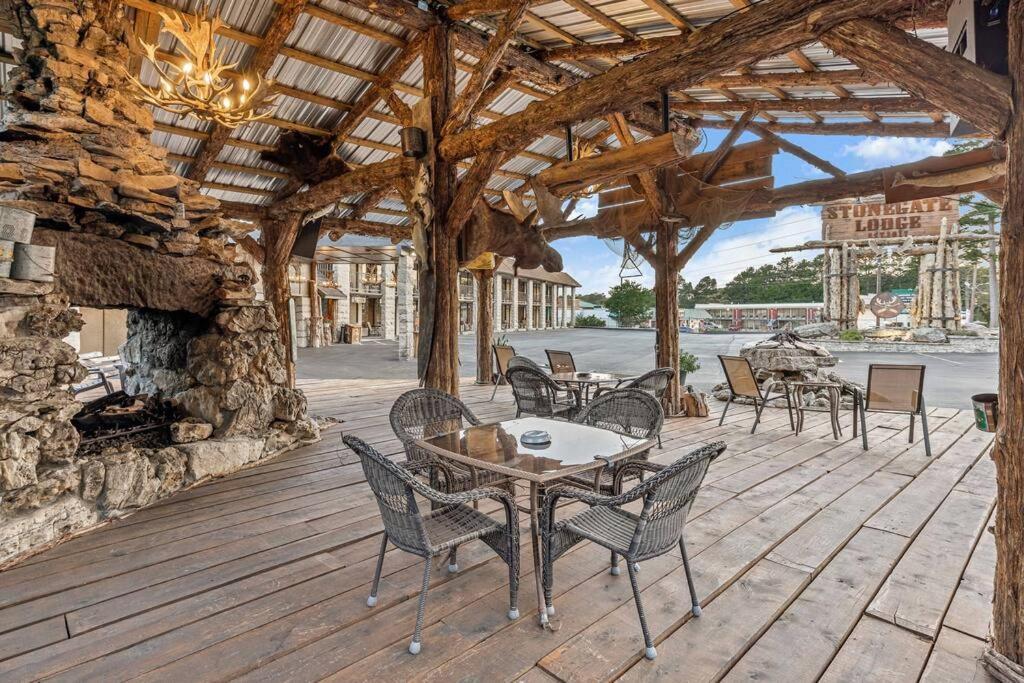 Stonegate Lodge King Bed Wifi 50 In Roku Tv Salt Water Pool Room # 101 Eureka Springs Exteriör bild