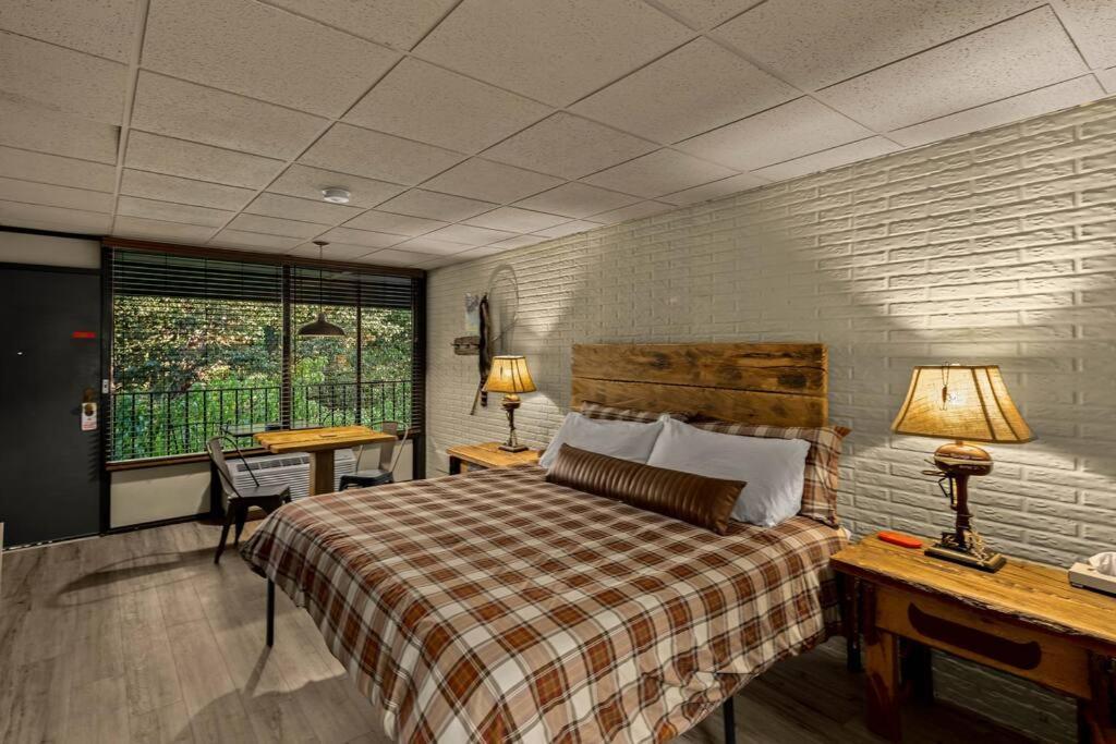 Stonegate Lodge King Bed Wifi 50 In Roku Tv Salt Water Pool Room # 101 Eureka Springs Exteriör bild