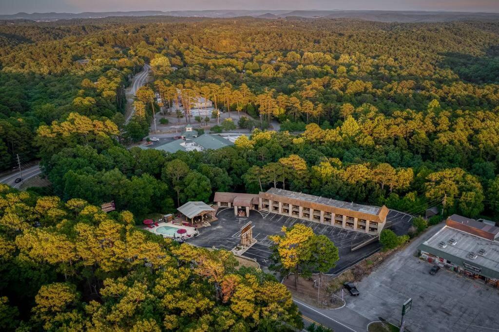 Stonegate Lodge King Bed Wifi 50 In Roku Tv Salt Water Pool Room # 101 Eureka Springs Exteriör bild