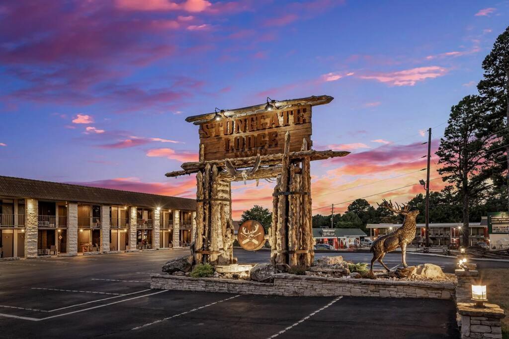 Stonegate Lodge King Bed Wifi 50 In Roku Tv Salt Water Pool Room # 101 Eureka Springs Exteriör bild