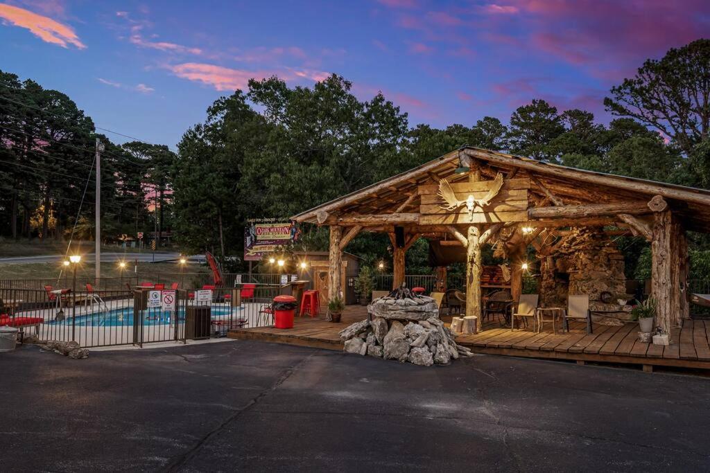 Stonegate Lodge King Bed Wifi 50 In Roku Tv Salt Water Pool Room # 101 Eureka Springs Exteriör bild